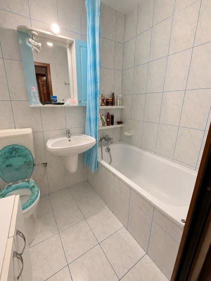 Apartament cu 3 camere decomandat în Runcu