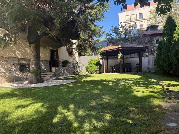 Apartament cu 4 camere decomandat, mobilat în Barbu Văcărescu