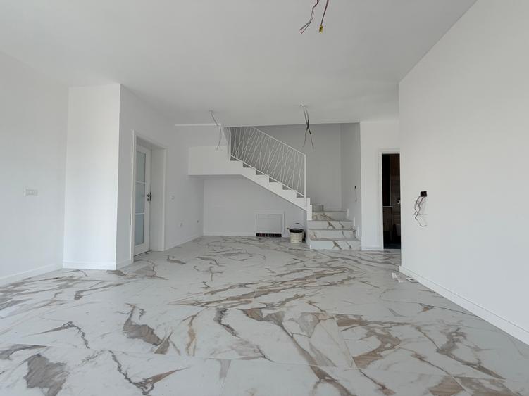 Duplex cu 5 camere cu Canalizare în Moșnița Nouă