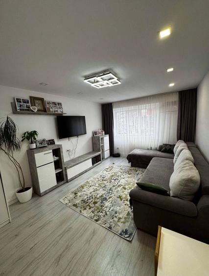 Apartament cu 3 camere decomandat în Exterior Vest