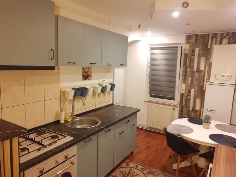Apartament cu 3 camere decomandat în Cornișa