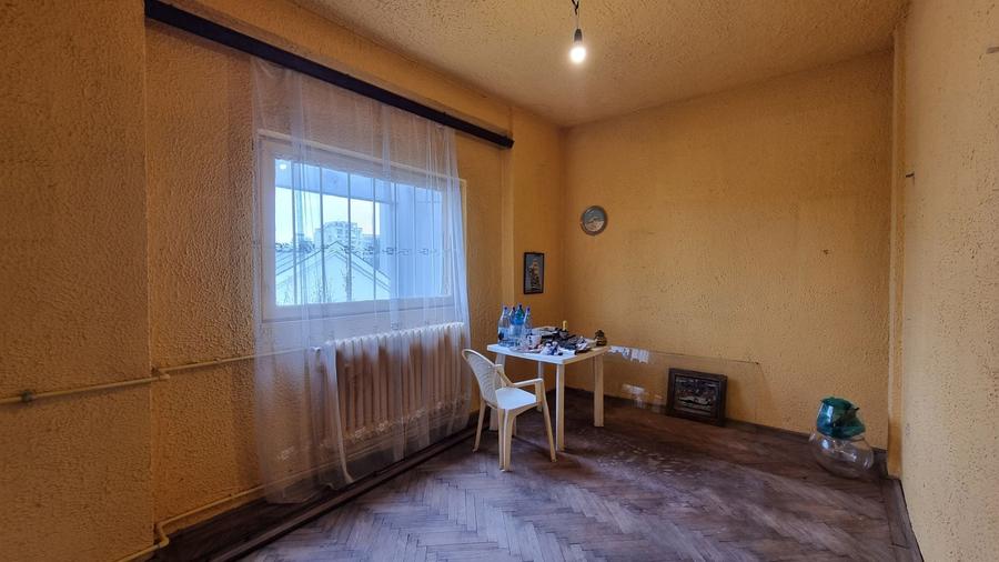 Apartament cu 3 camere semidecomandat în Unirii