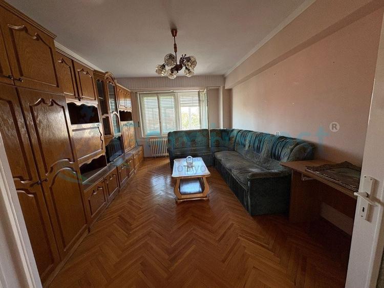 Apartament cu 3 camere decomandat, mobilat în Decebal