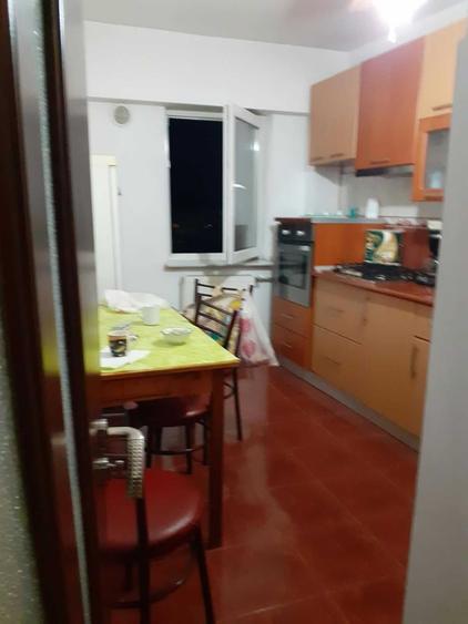 Apartament cu 3 camere decomandat în Calea lui Traian-Sud