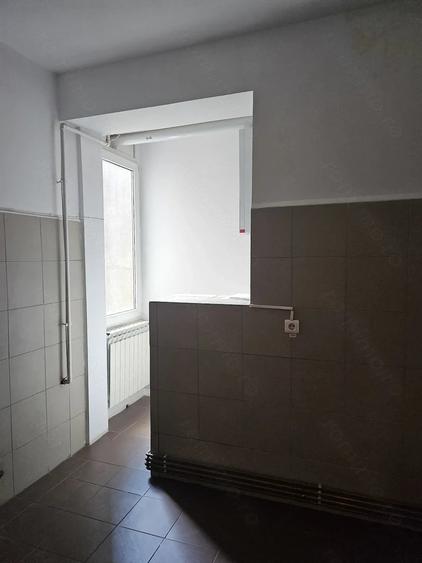 Apartament cu 4 camere semidecomandat în Magheru