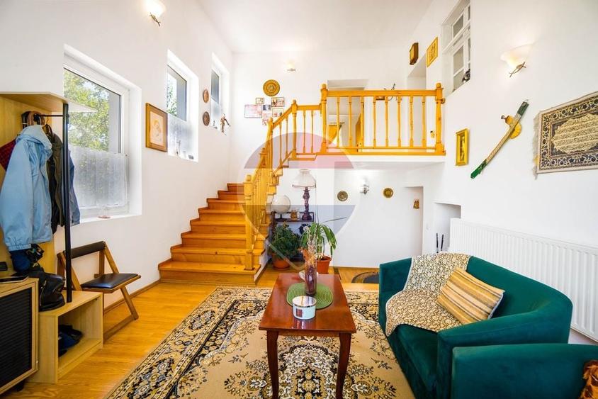 Casă individuală cu 6 camere cu Teren 2794 Mp în Bunești