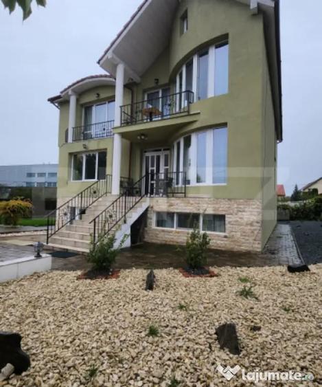 Casă cu 10 camere cu Teren 1100 Mp în Corunca