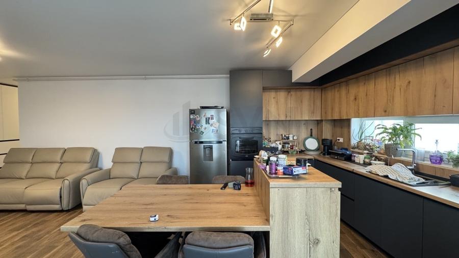 Apartament cu 4 camere semidecomandat, mobilat în Parcul Carol