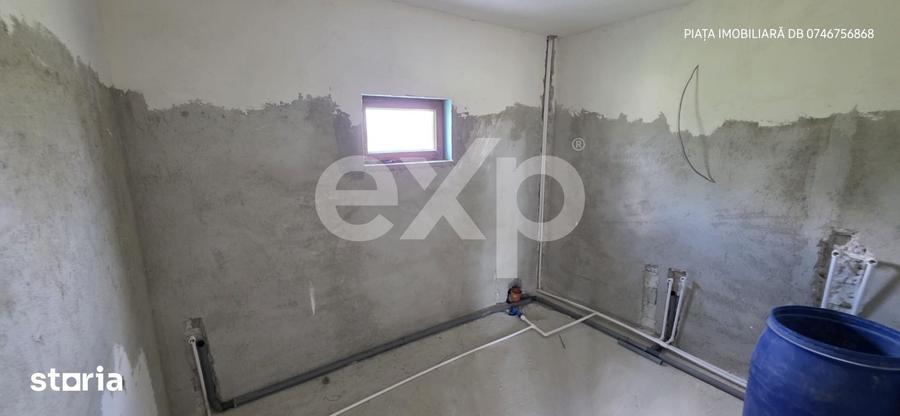 Casă cu 7 camere decomandat cu Teren 2000 Mp în Răcari