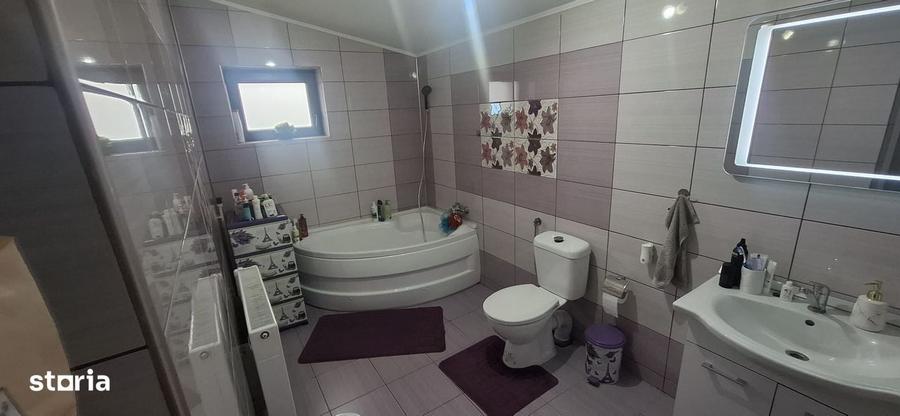Casă cu 3 camere în Vânătorii Mici
