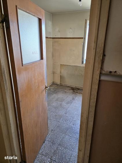 Apartament cu 3 camere semidecomandat în Titan