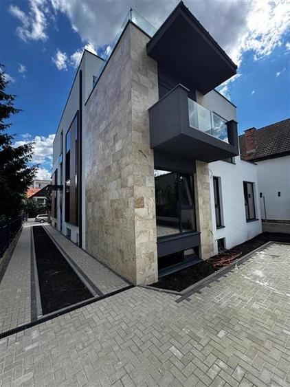 Apartament cu 3 camere semidecomandat în Andrei Mureșanu