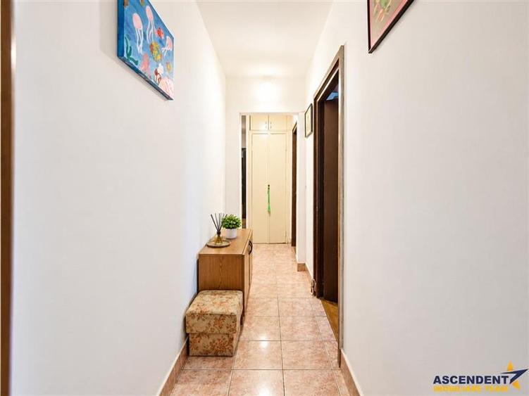 Apartament cu 4 camere semidecomandat, mobilat în Tractorul