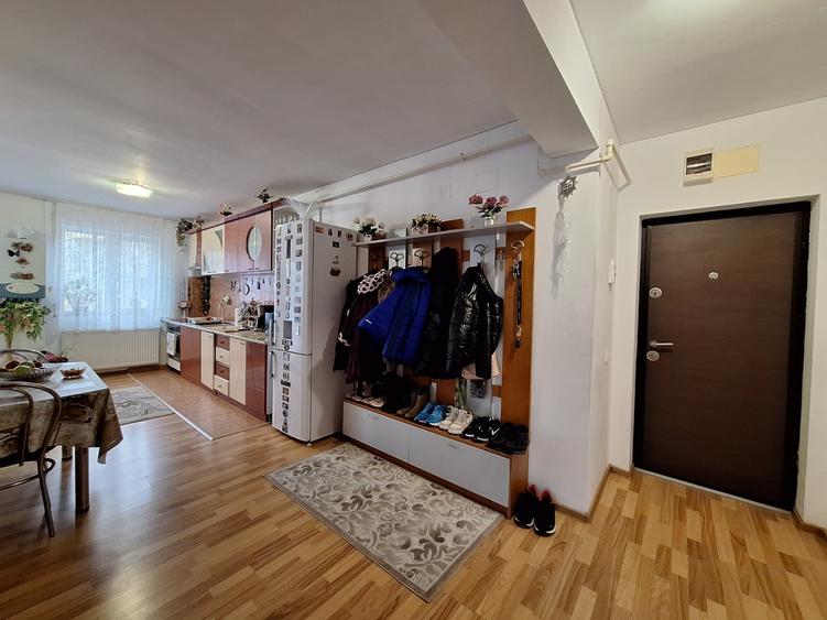 Apartament cu 3 camere semidecomandat, mobilat în Florești — fotografia 2