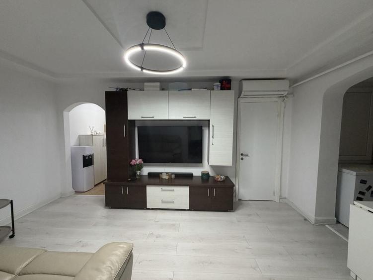 Apartament cu 3 camere semidecomandat în Valea Rosie