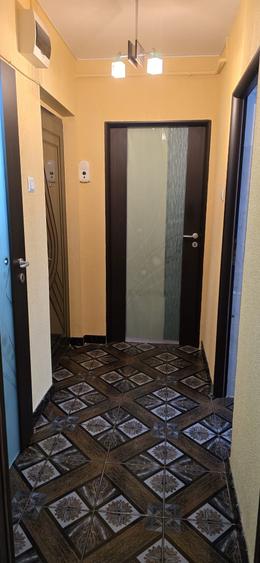 Apartament cu 3 camere semidecomandat în Galați
