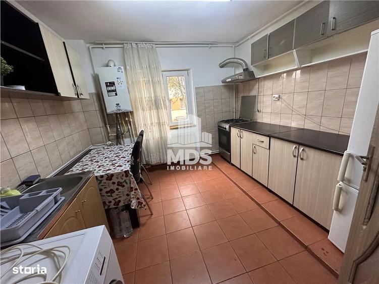 Apartament cu 3 camere semidecomandat, mobilat în Girocului