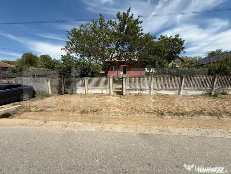 Casă cu 4 camere cu Teren 6000 Mp în Central