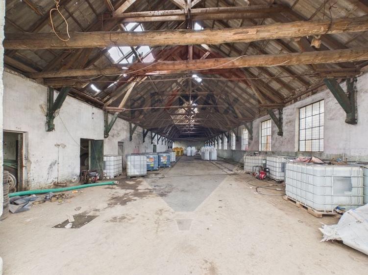 Spațiu industrial, de 7,850 mp, în Periferie