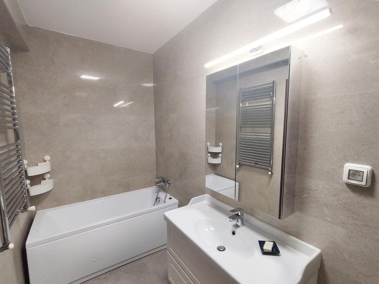 Apartament cu 3 camere decomandat în Tineretului