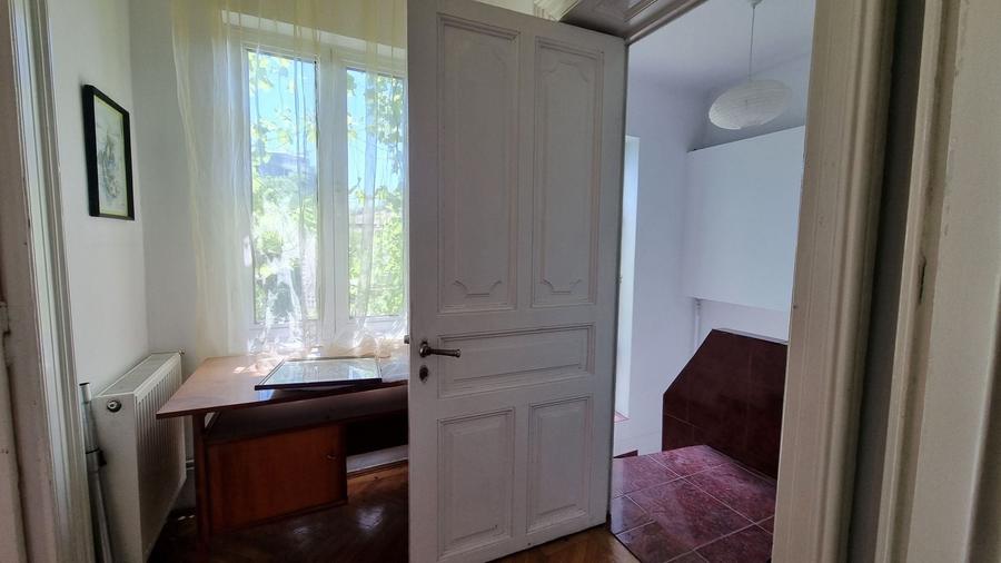Apartament cu 5 camere în Armeneasca