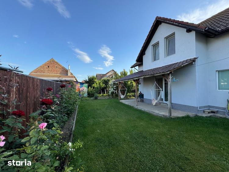 Casă cu 5 camere cu Teren 540 Mp în Sânmihaiu Român