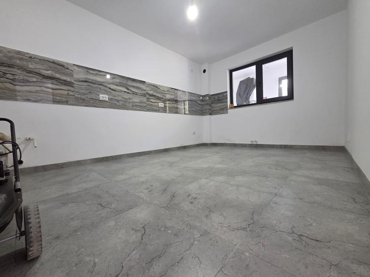 Casă cu 7 camere cu Teren 300 Mp în Exterior Sud