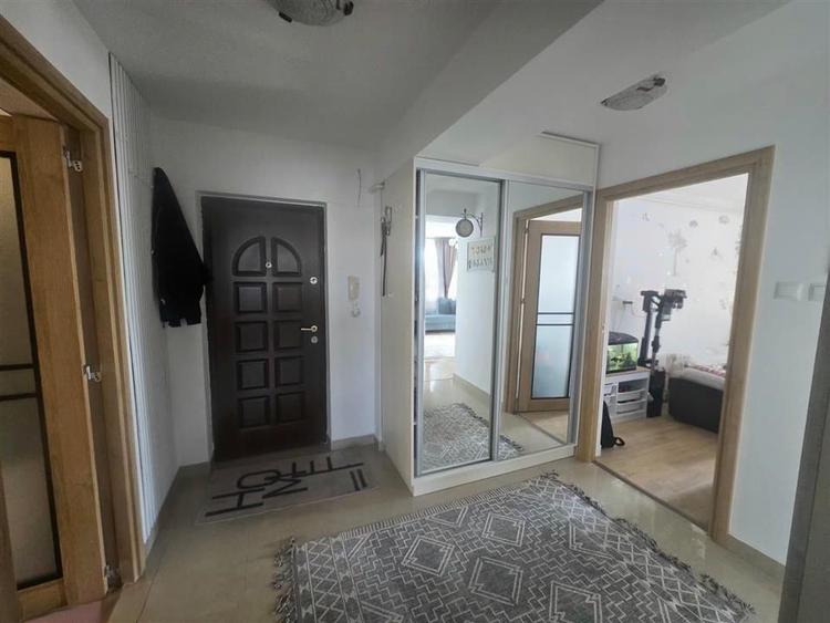 Apartament cu 3 camere decomandat, mobilat în Șcheia
