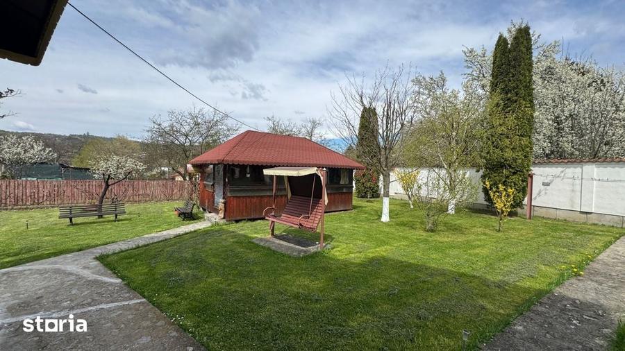 Casă cu 5 camere cu Teren 2011 Mp în Central