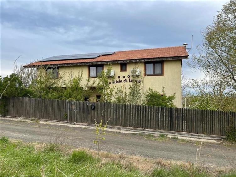 Apartament cu 10 camere decomandat, mobilat în Mineri