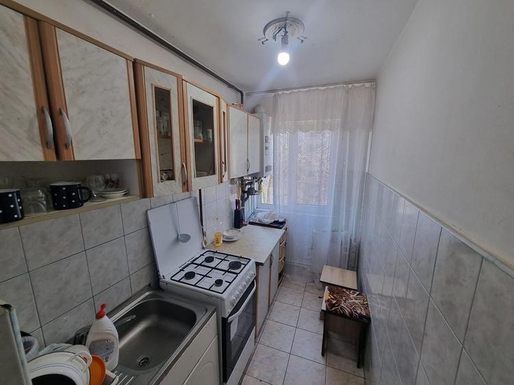 Apartament cu 3 camere semidecomandat, mobilat în Km 4-5