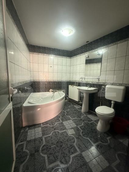 Casă individuală cu 8 camere cu Canalizare în Central