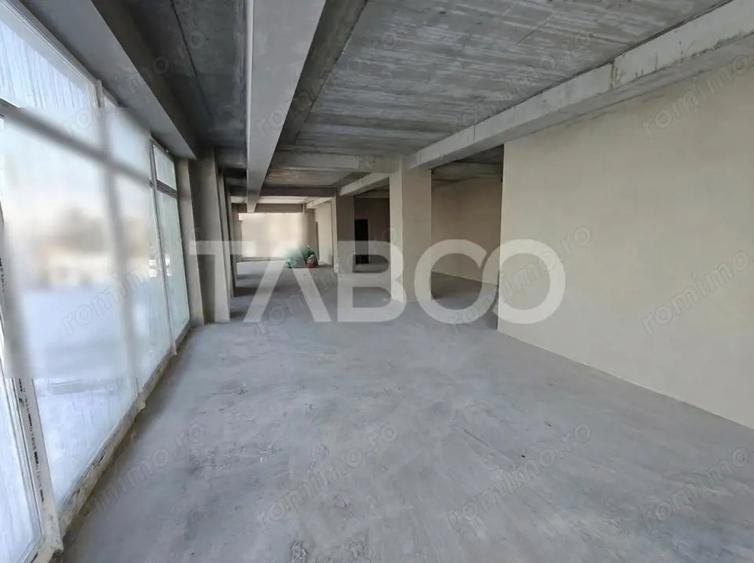 Spatiu Comercial 169 mp utili cu 8 locuri de parcare - Vitrina 13 m - 6