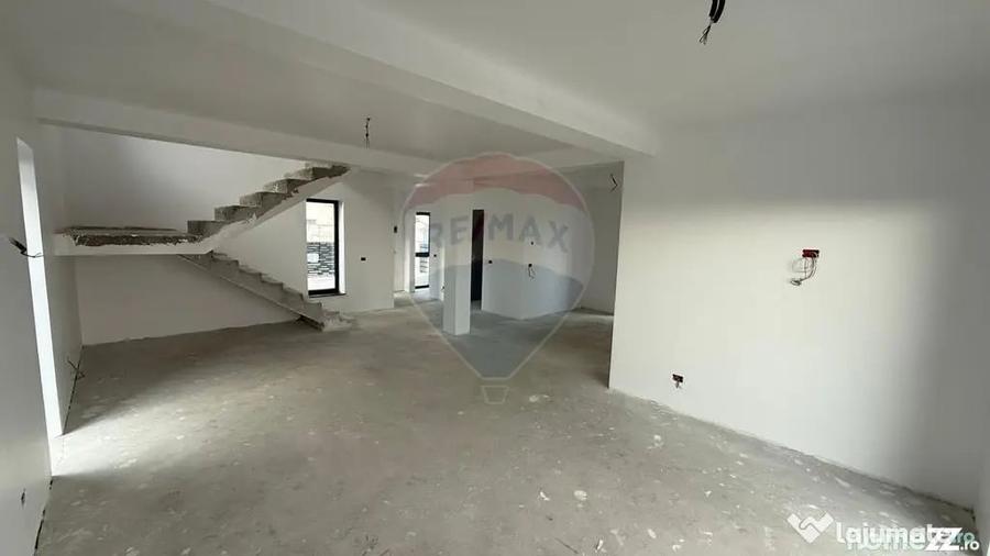 Casă cu 4 camere cu Teren 330 Mp în Obor