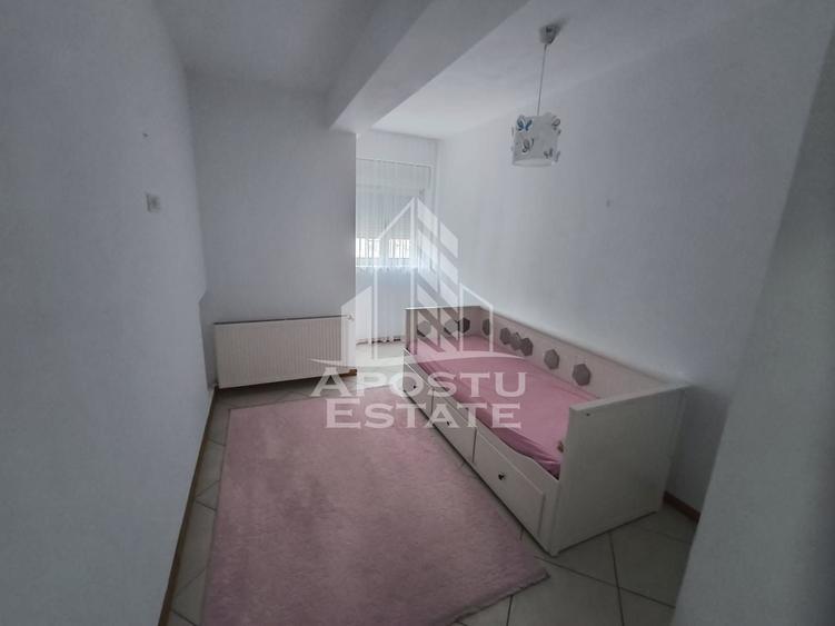 Apartament cu 3 camere decomandat, mobilat în Torontalului