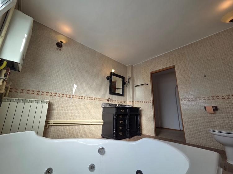 Apartament cu 2 camere decomandat în P-ța Victoriei