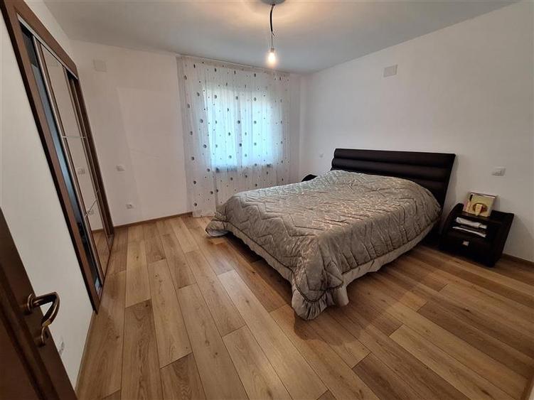 Casă individuală cu 4 camere cu Teren 1000 Mp în 9 Mai