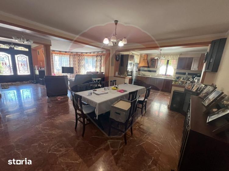 Casă cu 5 camere cu Teren 679 Mp în Central