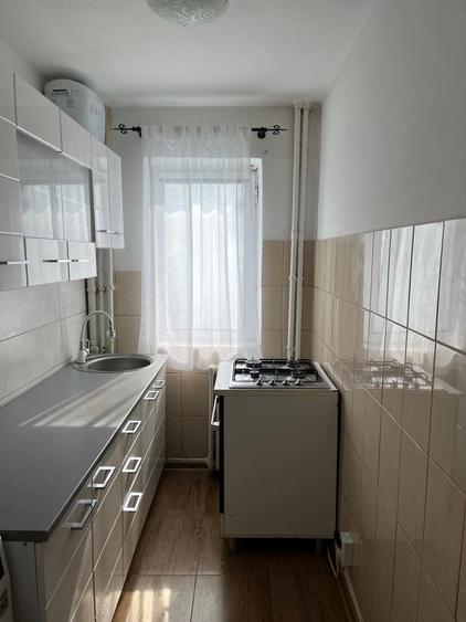 Vand apartament 0722844357 ( baie ,bucatarie ,camara ,sufragerie si 2 dormitoare la parter, semidecomndat cu supra.utila de 44 m2. Pret negociabil - 6