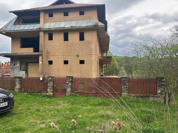 Spațiu comercial, de 900 mp, în Hotarele