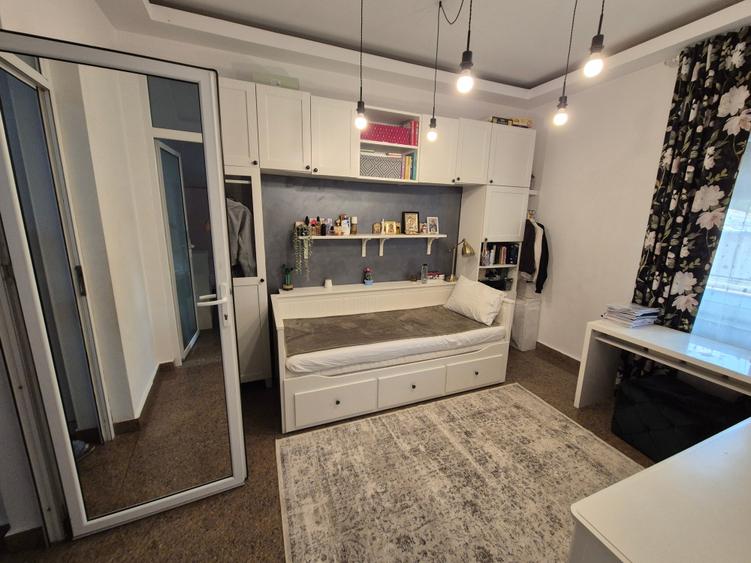 Apartament cu 4 camere semidecomandat în Cișmigiu