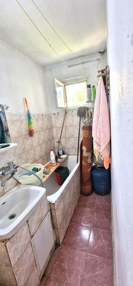 Apartament cu 3 camere semidecomandat în Km 4-5