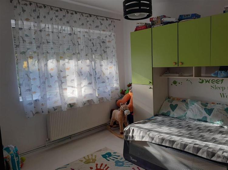 Apartament cu 3 camere semidecomandat, mobilat în Bucureștii Noi
