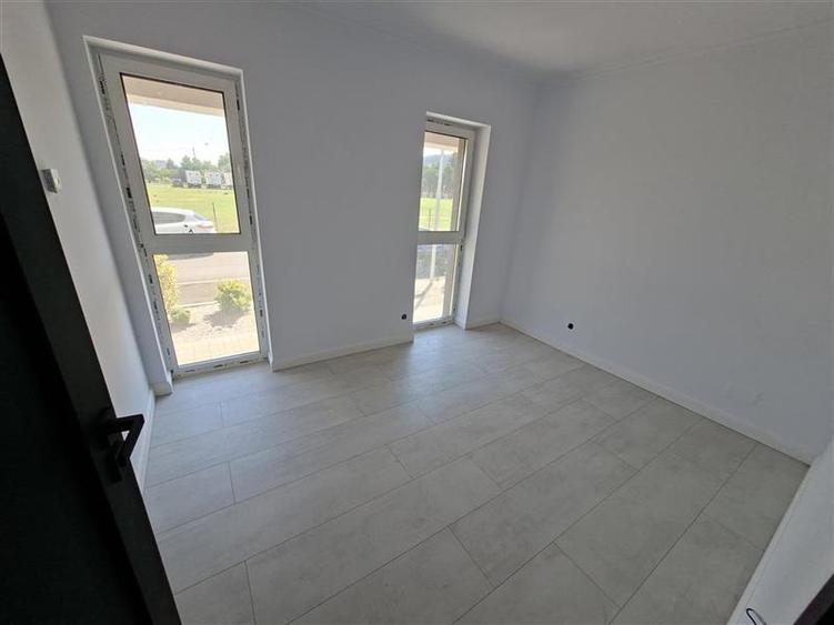 Apartament cu 4 camere semidecomandat în Florești