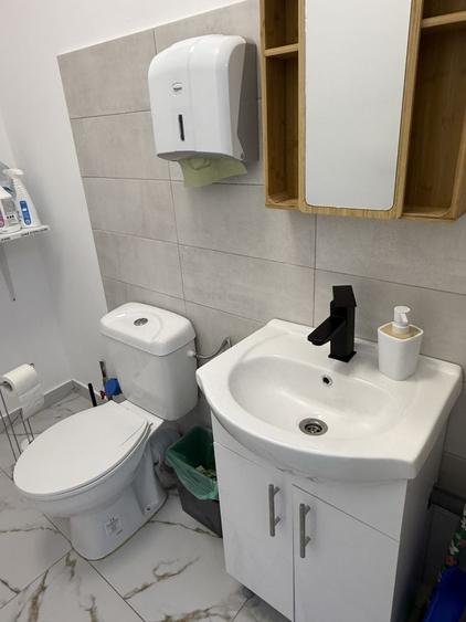 Vand Spatiu Comercial (Salon Coafura Manichiura Frizerie Birou intrare BAIA MARE ) - 2