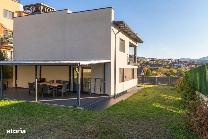 Casă cu 4 camere în Stana