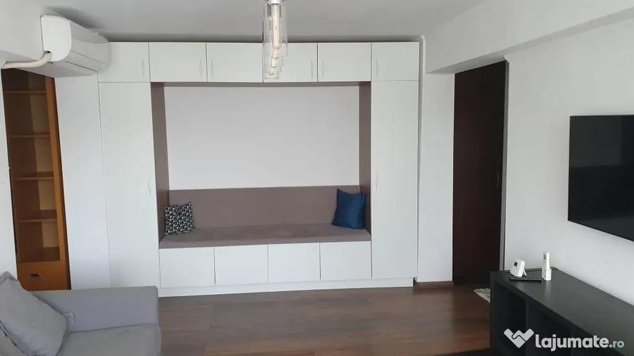 Apartament cu 3 camere semidecomandat în Central