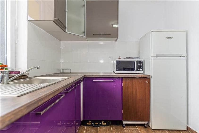 Apartament cu 3 camere decomandat, mobilat în Tractorul