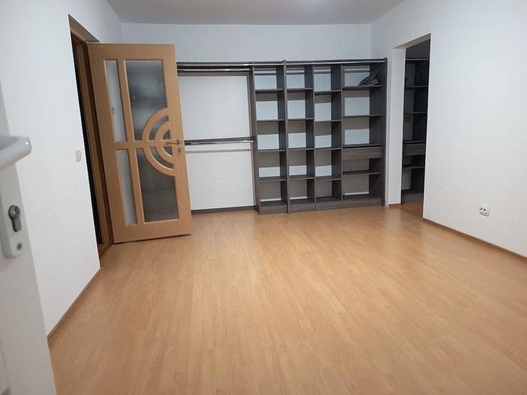Apartament cu 3 camere semidecomandat în Micro 17
