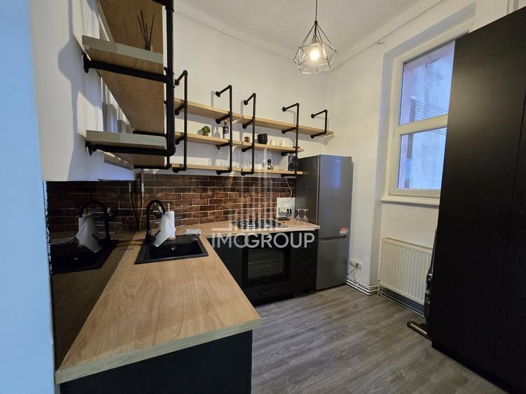 Apartament cu 3 camere semidecomandat, mobilat în Central